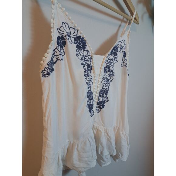 Love on a Hanger Blue & White Embroidered Boho Beachy Stappy Top Sz M - Picture 2 of 7
